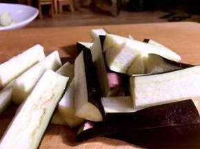 将茄子洗净，切成条状备用
