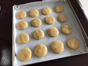 整齐排放在铺油纸的烤盘里（这时烤箱预热，170度5分钟）