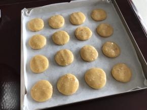 整齐排放在铺油纸的烤盘里（这时烤箱预热，170度5分钟）