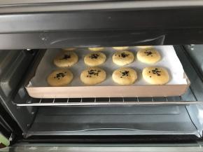 送入烤箱，170度上下火中层15分钟（饼的大小厚薄，适当调整时间哟）