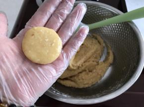 揪一小块搓圆压扁（形状随自己喜欢哈）