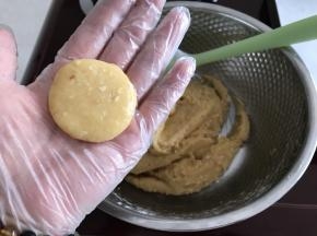 揪一小块搓圆压扁（形状随自己喜欢哈）