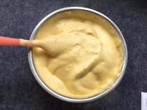 用刮刀从下往上翻拌画十字轻轻搅拌均匀，不要转圈搅拌，蛋糊泡泡容易消失。