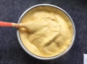 用刮刀从下往上翻拌画十字轻轻搅拌均匀，不要转圈搅拌，蛋糊泡泡容易消失。