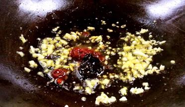 加入豆瓣酱和甜面酱，炒香