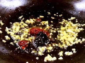 加入豆瓣酱和甜面酱，炒香