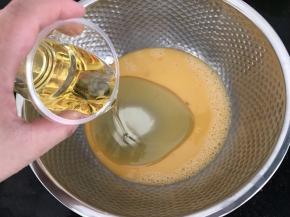鸡蛋液里加入玉米油，搅打均匀