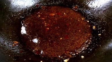 加入少许清水，煮沸