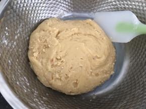 刮刀翻拌均匀成偏湿性面团（后面一烤就好了）