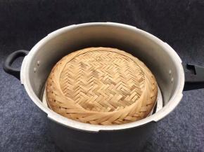 放入蒸锅里，盖上盖子防止蒸熟的时候水滴落在蛋糊上，再盖好锅盖，调大火蒸20分钟，焖5分钟出锅切块。