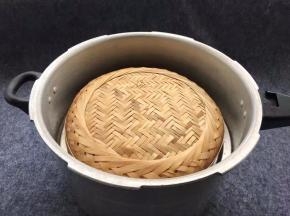 放入蒸锅里，盖上盖子防止蒸熟的时候水滴落在蛋糊上，再盖好锅盖，调大火蒸20分钟，焖5分钟出锅切块。