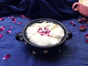 碗里放入白糖兑水溶解后，舀上做好的豆花，完成。（不一定要根据我的口味调豆花，怎么吃，大家可以根据自己口味添加各种调料）