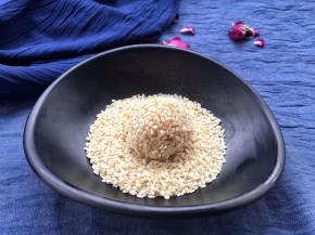 小圆丸子，放水里滚一滚，再放芝麻中滚一圈，用手搓一搓压紧，防止芝麻在炸过程中脱落。