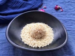 小圆丸子，放水里滚一滚，再放芝麻中滚一圈，用手搓一搓压紧，防止芝麻在炸过程中脱落。