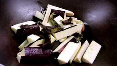 倒入茄条，煎炒至变软