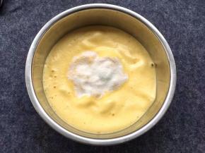 糯米粉一起筛入蛋糊中。（如果筛入糯米粉很快下沉，蛋液打发不够好）