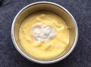 糯米粉一起筛入蛋糊中。（如果筛入糯米粉很快下沉，蛋液打发不够好）