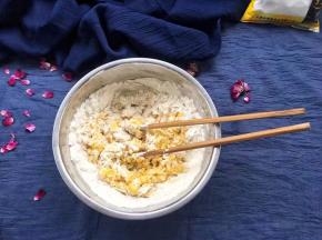与面粉搅拌均匀！