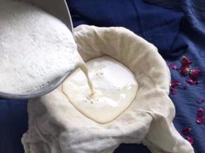 再用纱布过滤掉豆渣。