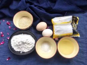 准备面粉250克、鸡蛋2个、白糖60克、植物油30克、小苏打3克、生白芝麻适量。