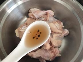 鸡翅根扎完沥干水，加入料酒1勺