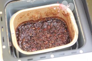 面包机开启翻炒模式，时间2小时。熬制水分吸干即可。