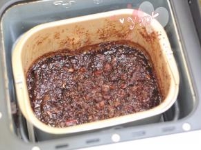 面包机开启翻炒模式，时间2小时。熬制水分吸干即可。