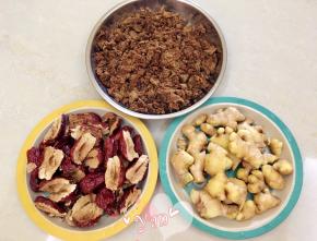 红糖捣碎，红枣去核，姜洗净。