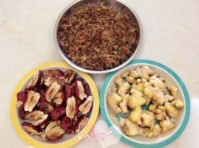 红糖捣碎，红枣去核，姜洗净。