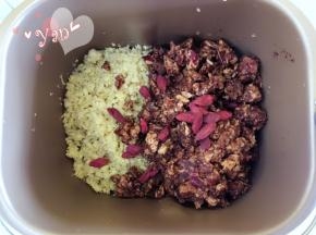 红枣+适量水用搅拌机搅碎，放入面包机桶，再放入适量枸杞子。