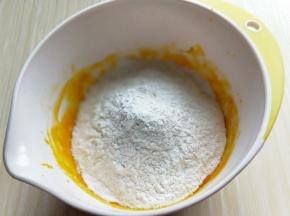 加入糯米粉，（糯米粉的量根据实际情况增减）