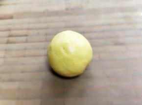 包起来，捏紧，收口朝下。依次做完。