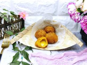 捞出，放在油纸上，吸走多余的油。