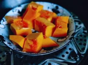 南瓜去皮，去瓤，切小块，隔水蒸熟，约15分钟样子。