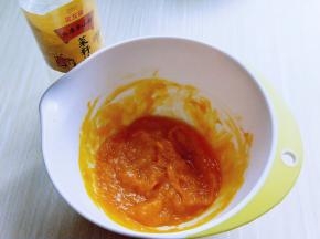 蒸好的南瓜取出，放入器具中，用手动打蛋器，抽打成泥状即可。