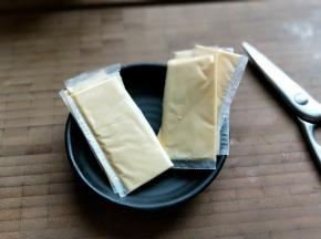 从中间剪开。一片芝士剪两半。