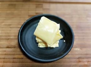 取下包装，将芝士片对折。