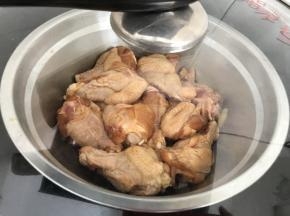 盖保鲜膜腌制2小时以上（中途可以翻拌1-2次更均匀入味