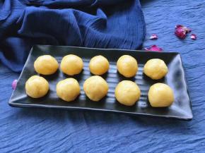 用刀切成大小一致小剂子，搓成小圆丸子。