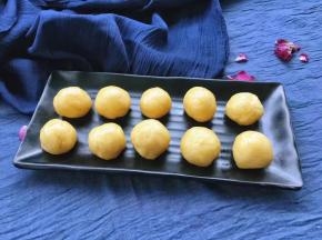 用刀切成大小一致小剂子，搓成小圆丸子。