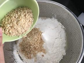 加入花生碎（花生可以炒香，也可以烤香，去皮擀碎就好）