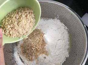 加入花生碎（花生可以炒香，也可以烤香，去皮擀碎就好）