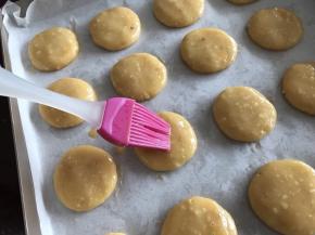 表面扫一层前面留下的蛋液