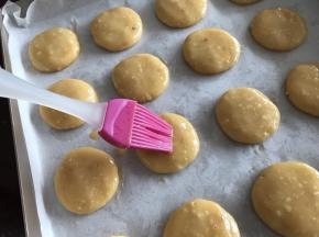 表面扫一层前面留下的蛋液