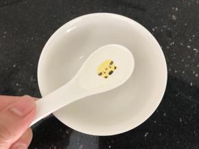 准备个小碗，加入1.5勺凉开水