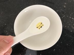 准备个小碗，加入1.5勺凉开水