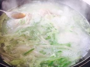 放入1小勺香油提鲜即可。