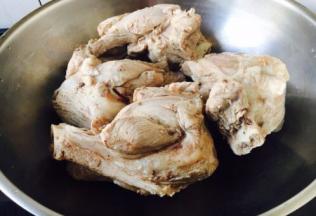 把焯过水的棒骨放在汤锅里。