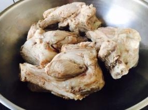 把焯过水的棒骨放在汤锅里。