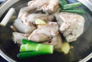 放入葱段和姜片。
